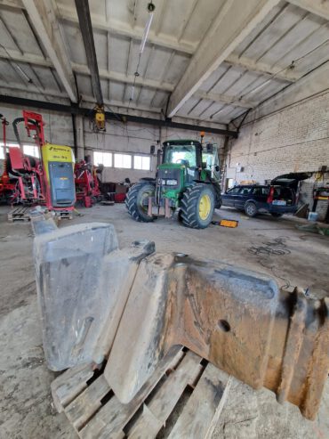 Remontuojjame plastikinius traktorių kuro bakus.