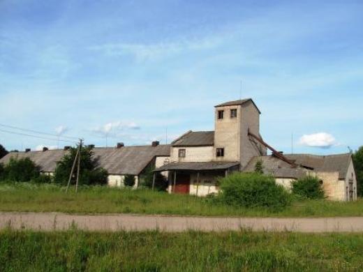 Vandens pakrantėje parduodamas 120 arų ploto sklypas su mūriniu 849 m2 ploto pastatu prie Vilniaus miesto